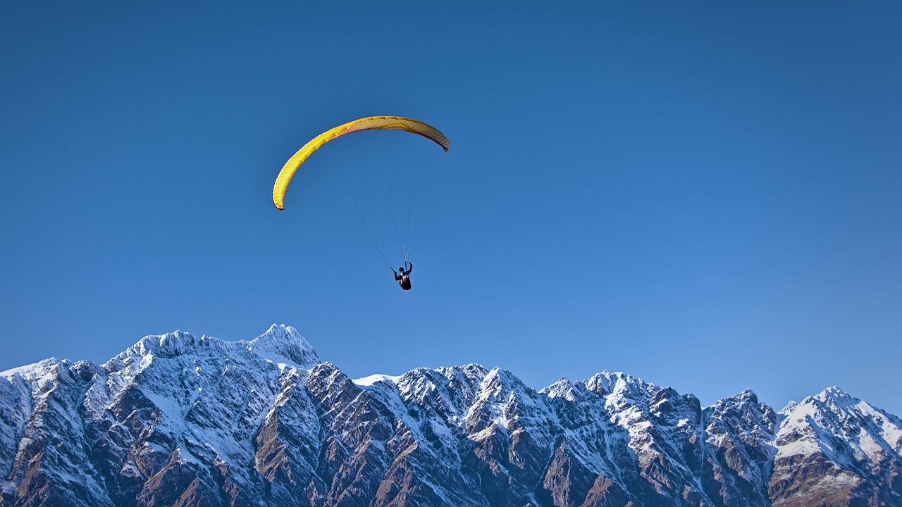 Przygoda i adrenalina: Dlaczego warto spróbować skoków ze spadochronem