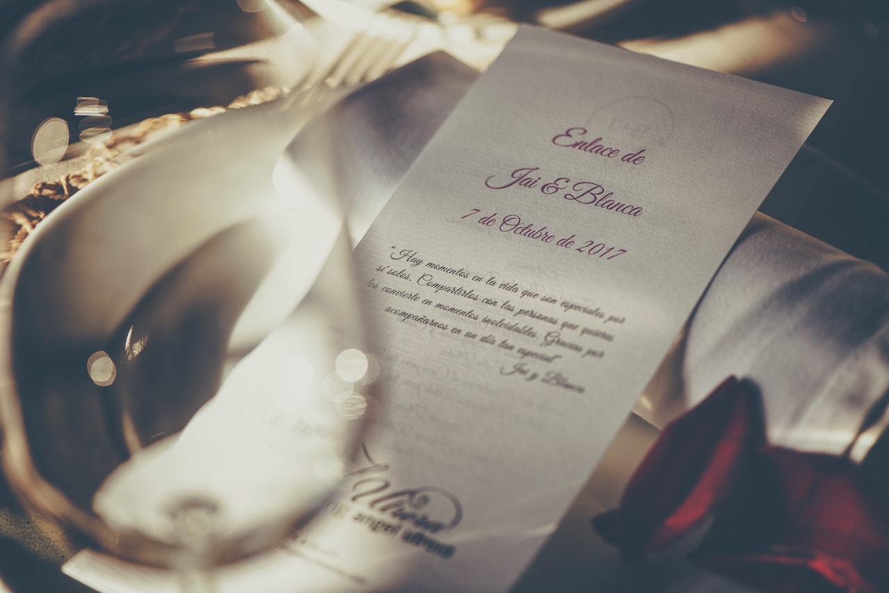 Zaproszenia ślubne: Jak wybrać idealny design i treść, które oddadzą charakter Twojego ślubu