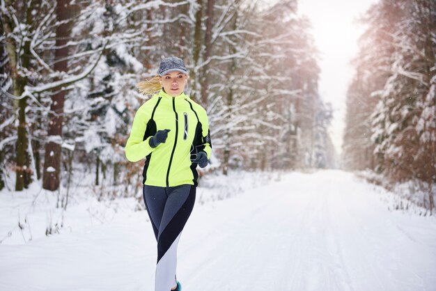 Jak dobrze dobrać obuwie do biegania w zimowych warunkach?
