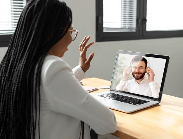 Jak terapia online może pomóc w radzeniu sobie z zaburzeniami lękowymi?