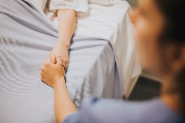 Znaczenie wsparcia emocjonalnego dla pacjentów i rodzin w opiece paliatywnej