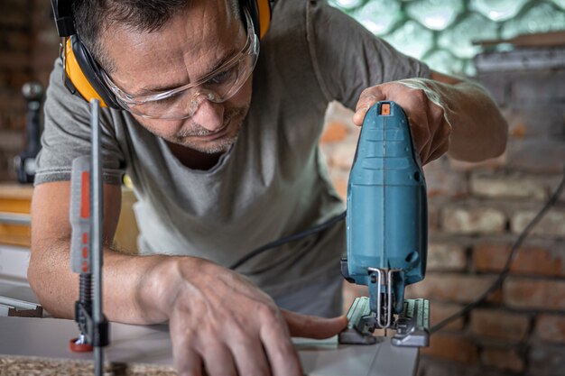 Zalety narzędzi akumulatorowych w codziennej pracy majsterkowicza