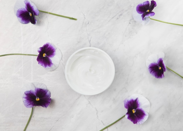 Jak odpowiednio dbać o stopy, aby zachować ich zdrowie i piękno?